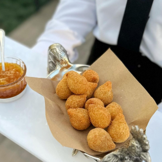 COXINHA DE MANDIOQUINHA POR BUFFET ZEST COZINHA CRIATIVA