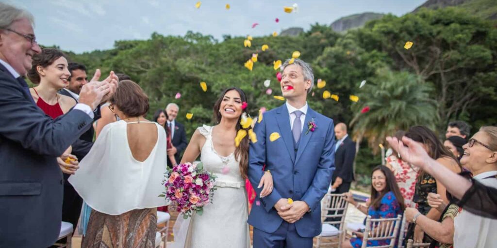 casamento-na-serra-cerimonia-ao-ar-livre-Fotografia-Laura-Campanella-graviola-filmes-Juliana-e-Sebastian-Pousada-La-Belle-Bruna-saida-dos-noivos302-e1762192983750-1024x512 casamento-na-serra-cerimonia-ao-ar-livre-Fotografia-Laura-Campanella-graviola-filmes-Juliana-e-Sebastian-Pousada-La-Belle-Bruna-saida-dos-noivos302-e1762192983750-1024x512
