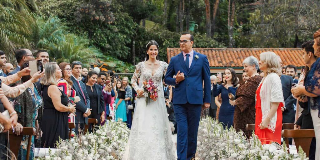 casamento-Beatriz-e-Joao-Fernando-cerimonia-ao-ar-livre-entrada-da-noiva-Itaipava-Locanda-Della-Mimosa-Thienny-Tammis130-e1762192930243-1024x513 casamento-Beatriz-e-Joao-Fernando-cerimonia-ao-ar-livre-entrada-da-noiva-Itaipava-Locanda-Della-Mimosa-Thienny-Tammis130-e1762192930243-1024x513