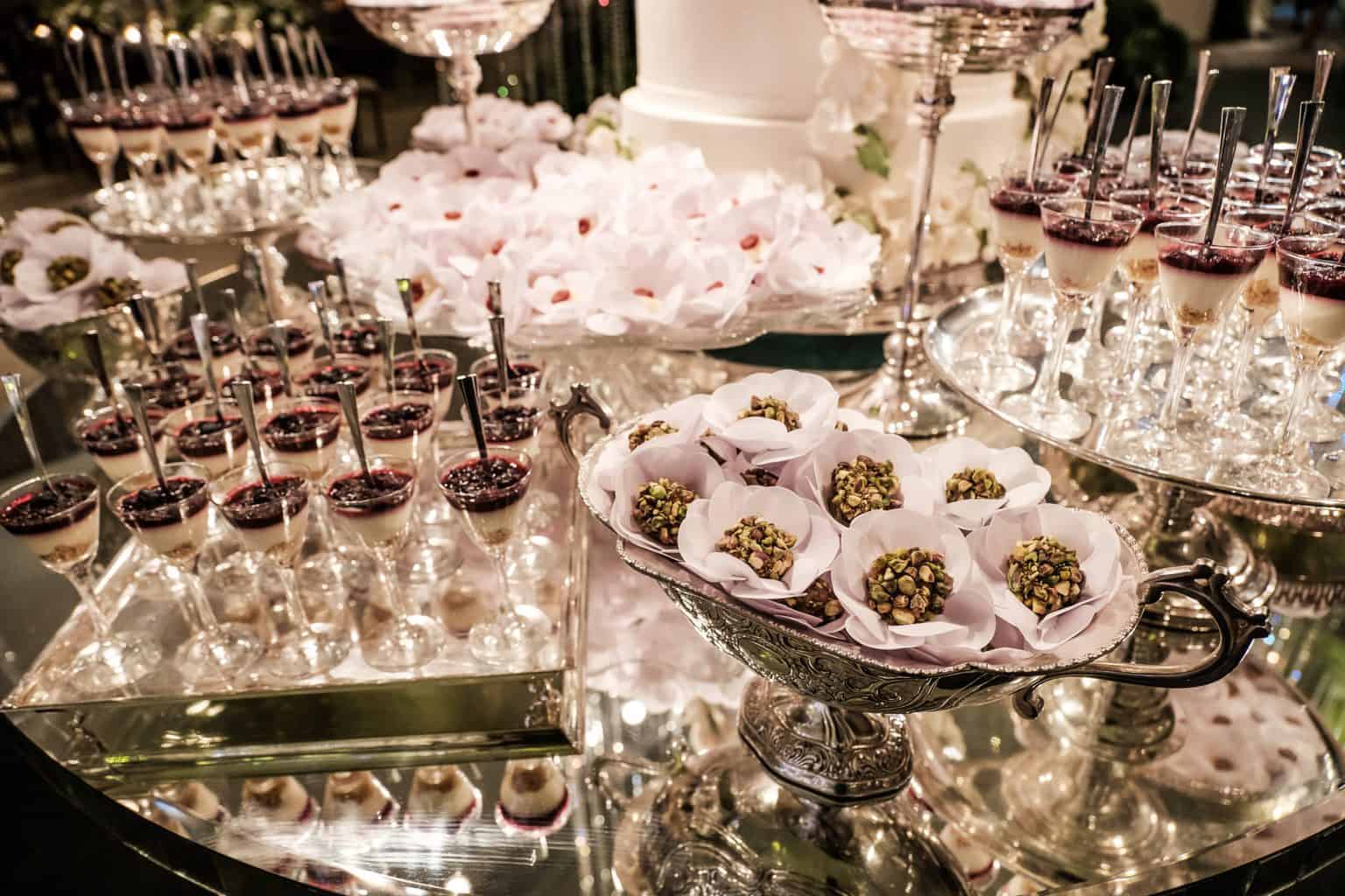 Casamento-Thaiana-e-Rafael-no-Parana—-Fotografia-Mansano-decor-mesa-doces-scaled